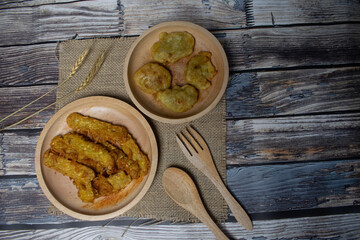 Fried tempeh with Cengkodok banana leaves is placed on a burlap cloth, giving it a traditional and comfortable feel.