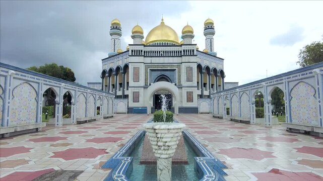 豪華な装飾が施されたブルネイのニューモスク