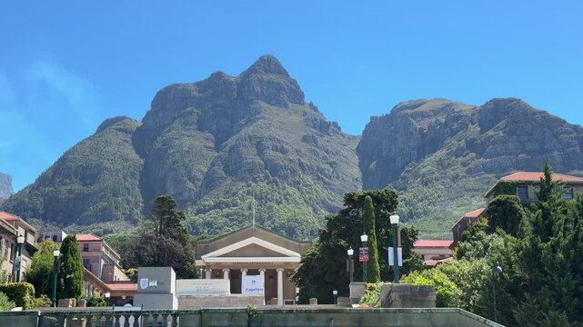 University of Cape Town agains the backdrop of Table Mountiain and Devil&rsquo;s Peak in Cape Town.