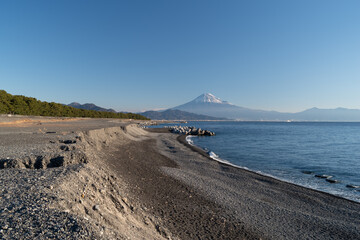 海岸の向こうに見える富士山