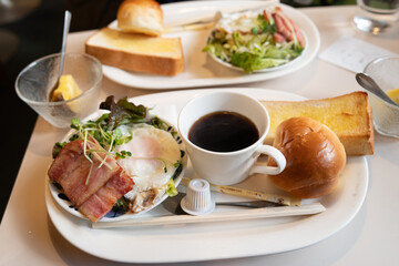 喫茶店で軽食とコーヒーを飲む