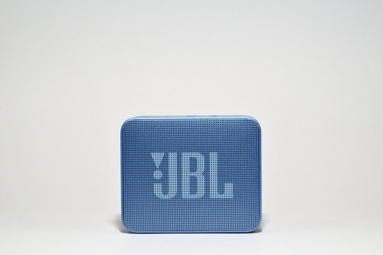 Altavoz JBL Go Essential: Dise&ntilde;o Compacto y Sonido Port&aacute;til