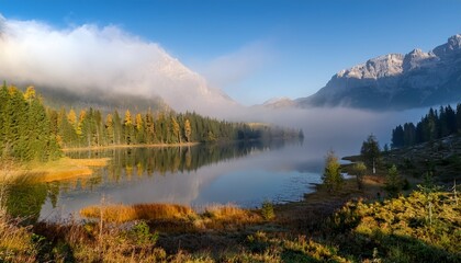 立ち込める霧が徐々に晴れ、山間にひっそりと隠れた湖が姿を現す瞬間