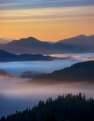 Fototapeta premium 薄明かりの中、朝霧が山々を柔らかく覆い、静寂と希望を感じさせる風景