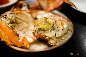 ボイルした毛ガニを食べる