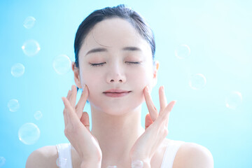 若い女性のヘルシーなスキンケアイメージ