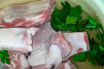 Składniki na pyszny domowy rosół, żeberka wieprzowe w garnku z natką pietruszki, domowe gotowanie, duszona wieprzowina 