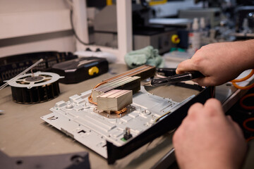 Obraz premium Skilled Hands Engaged in Repairing Electronic Devices Using a Variety of Specialized Tools