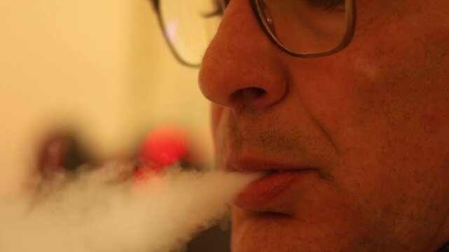 Hombre sacando humo por la boca, Espa&ntilde;a