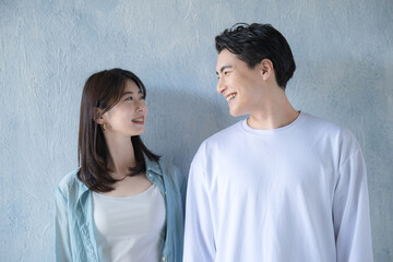 手を繋いで見つめ合うカップル　結婚や恋愛などの仲良しのイメージ