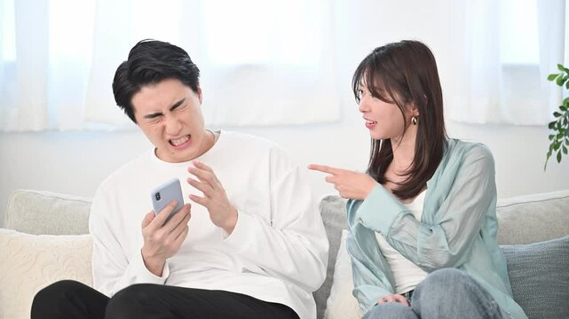 スマホばかりで嫌な気持ちになる彼女や妻