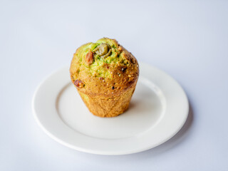 Muffin pistacjowy z orzechami
