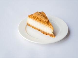 Sernik Lotus Biscoff na talerzu
