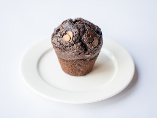 Muffin czekoladowy z kawałkami czekolady
