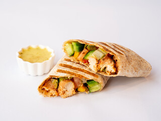 Grillowana tortilla z kurczakiem i świeżymi warzywami