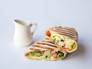 Grillowana tortilla z krewetkami i świeżymi warzywami  © lojak