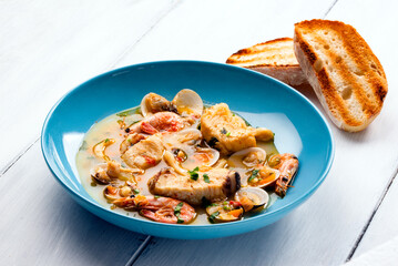Tipica zuppa di pesce alla mediterranea 