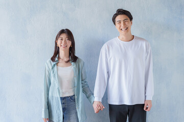 笑顔の夫婦・カップル（ブルーバック）
