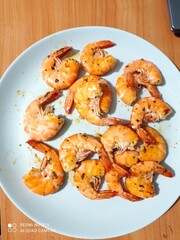 fried shrimps with lemon