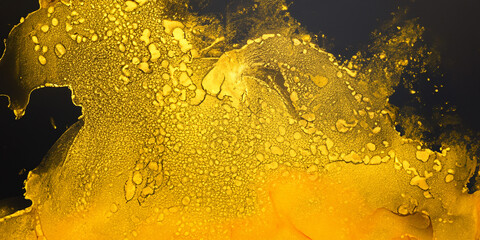 Obraz premium The dominant colors are deep black and shimmering gold. The gold appears to be scattered and flowing across the black background, creating a sense of movement and depth. 