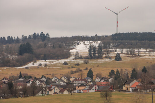 Winterliches Vogelsbergmassiv , Blick auf Bermuthshain mit der h&ouml;lzernen Sprungschanze am H&ouml;llerich