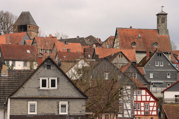 Romantisches Fachwerkstädtchen über der Nidder, Blick auf Ortenberg mit Obertor und Rathaus © holger.l.berlin