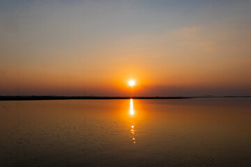 Obraz premium Beautiful calm lake with sunset in Thailand.
