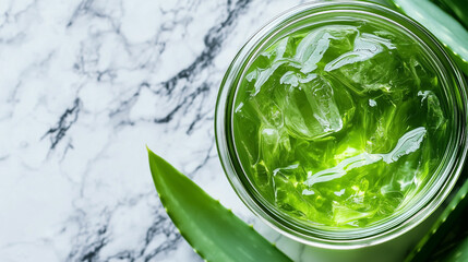 Obraz premium A green liquid in a glass with a leaf on top