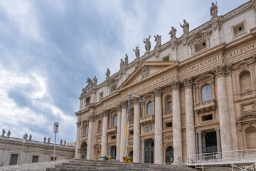 Fototapeta premium St. Peter's Basilica in Vatican City under cloudy skies