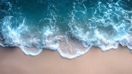 Obraz premium Ocean waves crashing on sandy beach; tranquil background, ideal for travel brochures