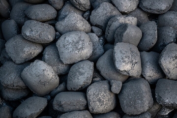 Schwarze Kohle Briketts in einem Grill als Textur oder Hintergrund