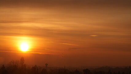 Fototapeta premium Golden Sunrise: A Breathtaking Start to the Day