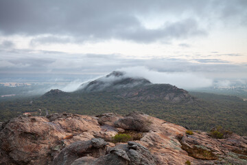 Nebel und Regen auf dem Hollow Mountain / Wubjub Guyun im Grampians-Nationalpark