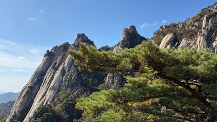 The magnificent scenery of rock mountains and clear autumn skies