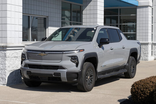 Chevrolet Silverado EV LT Extended Range display. Chevy offers the Silverado EV with up to 408 miles driving range. MY:2025