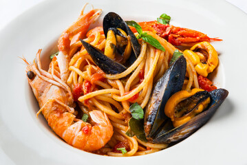 Spaghetti allo scoglio, pasta italiana, ricetta mediterranea 