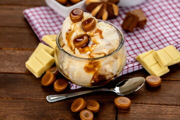 Coppa di gelato alla crema di caramello salato con pasticcini 