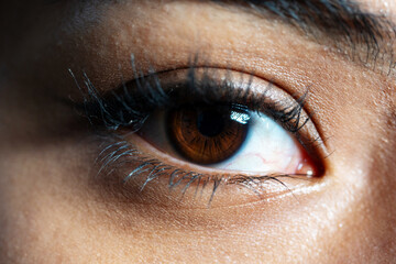 Obraz premium Close-up of a brown eye of a Latina woman, detailed and natural look
