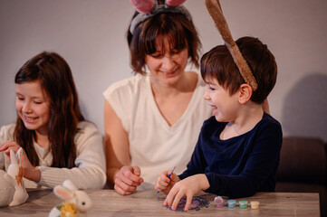 Naklejka premium Happy Family Painting Easter Decorations Together