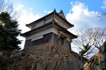 雲を背に佇む備中松山城 二重櫓