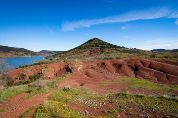 Lac du Salagou - Occitanie - Terre rouge