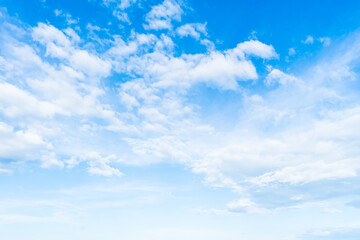 Obraz premium White cloud on blue sky