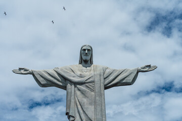 Estatua de Cristo Redendor en Rio de Janeiro, Brasil, con cielo azul y nubes blancas