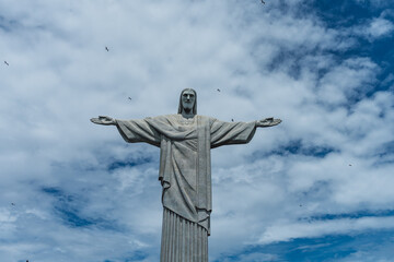 Estatua de Cristo Redendor en Rio de Janeiro, Brasil, con cielo azul y nubes blancas