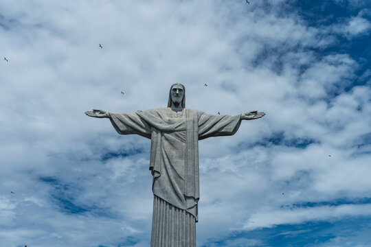 Estatua de Cristo Redendor en Rio de Janeiro, Brasil, con cielo azul y nubes blancas