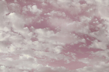 Romantischer zarter Himmel mit rosaroten und weißen Wolken