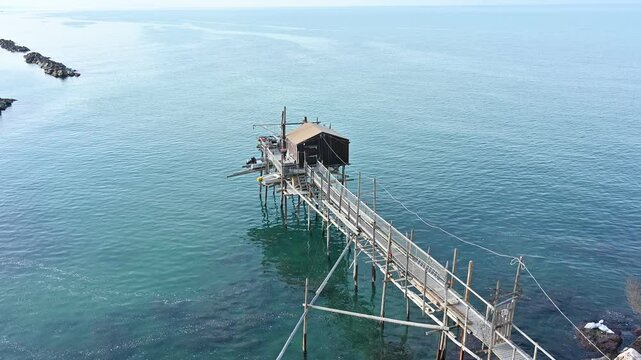 At the foot of the ancient village of Termoli, the Passeggiata dei Trabucchi winds its way, a stretch of coast from which it is possible to access the trabucchi, ancient fishing machines.