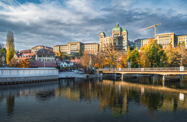 Naklejka premium Dalmazi Bridge over the Aare River with the Federal Palace of Switzerland in the background