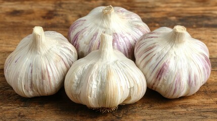 Obraz premium Four garlic bulbs on rustic wood, close-up