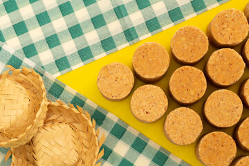 Cork paçocas on a checkered background.